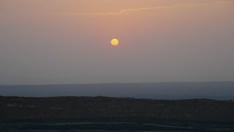 Vista-Clara-De-La-Salida-Del-Sol-En-El-Cielo-Sobre-La-Depresión-De-Danakil-En-Etiopía,-Toma-Amplia