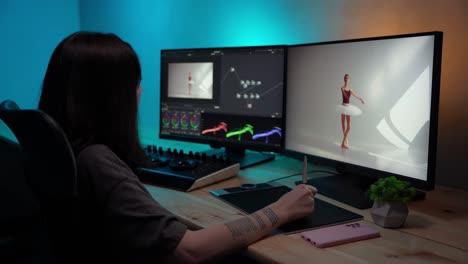 mujer trabajando en un proyecto de diseño gráfico