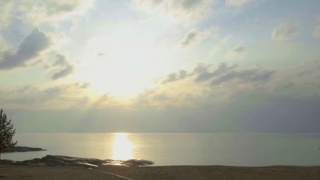 Timelapse-De-Movimiento-De-Cloudscape-Y-Rayos-De-Sol-Brillando-Sobre-El-Mar-Y-El-Horizonte-En-Ostrobotnia,-Finlandia