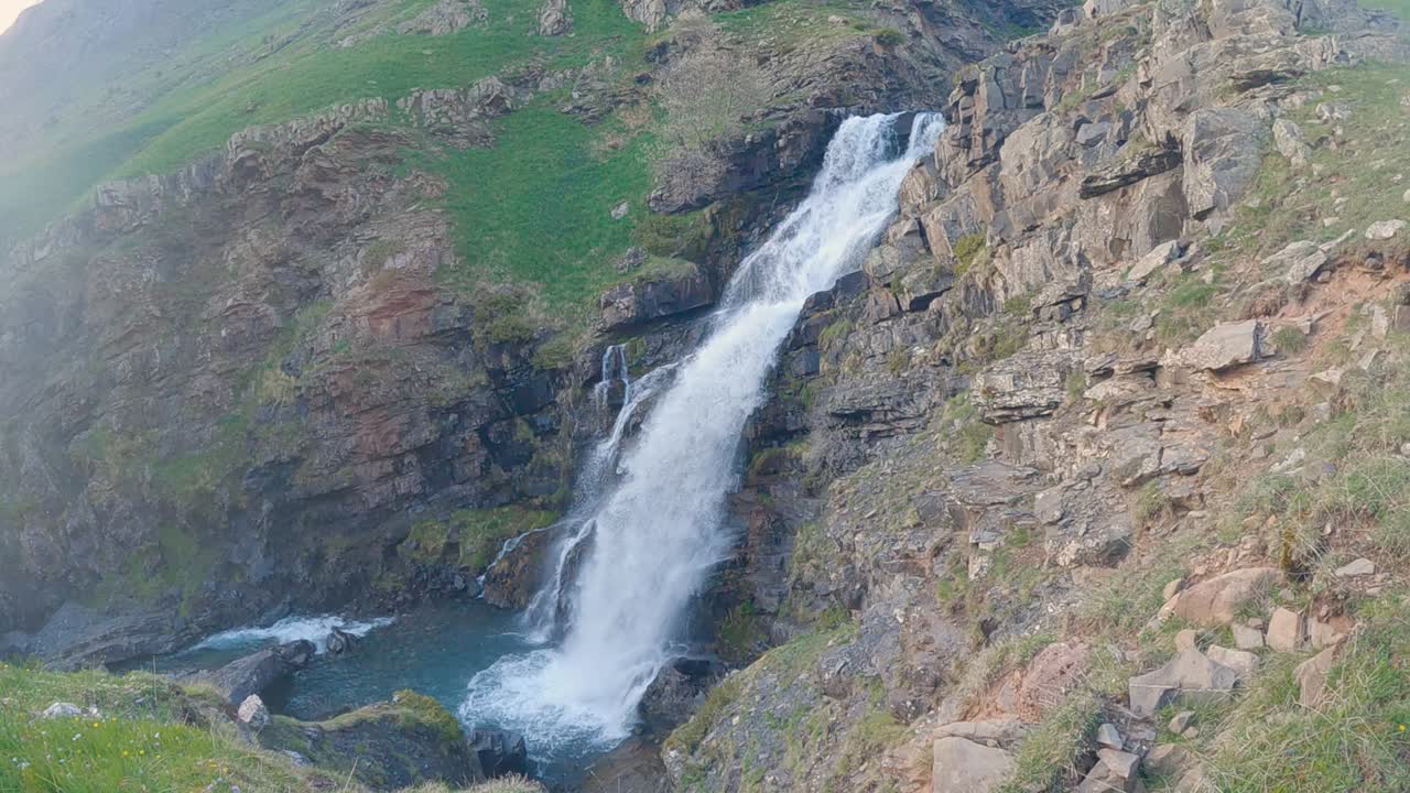 cascada en cámara lenta en un valle de montaña en los pirineos durante la primavera