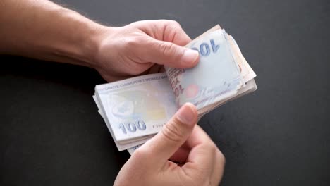 contando la moneda turca