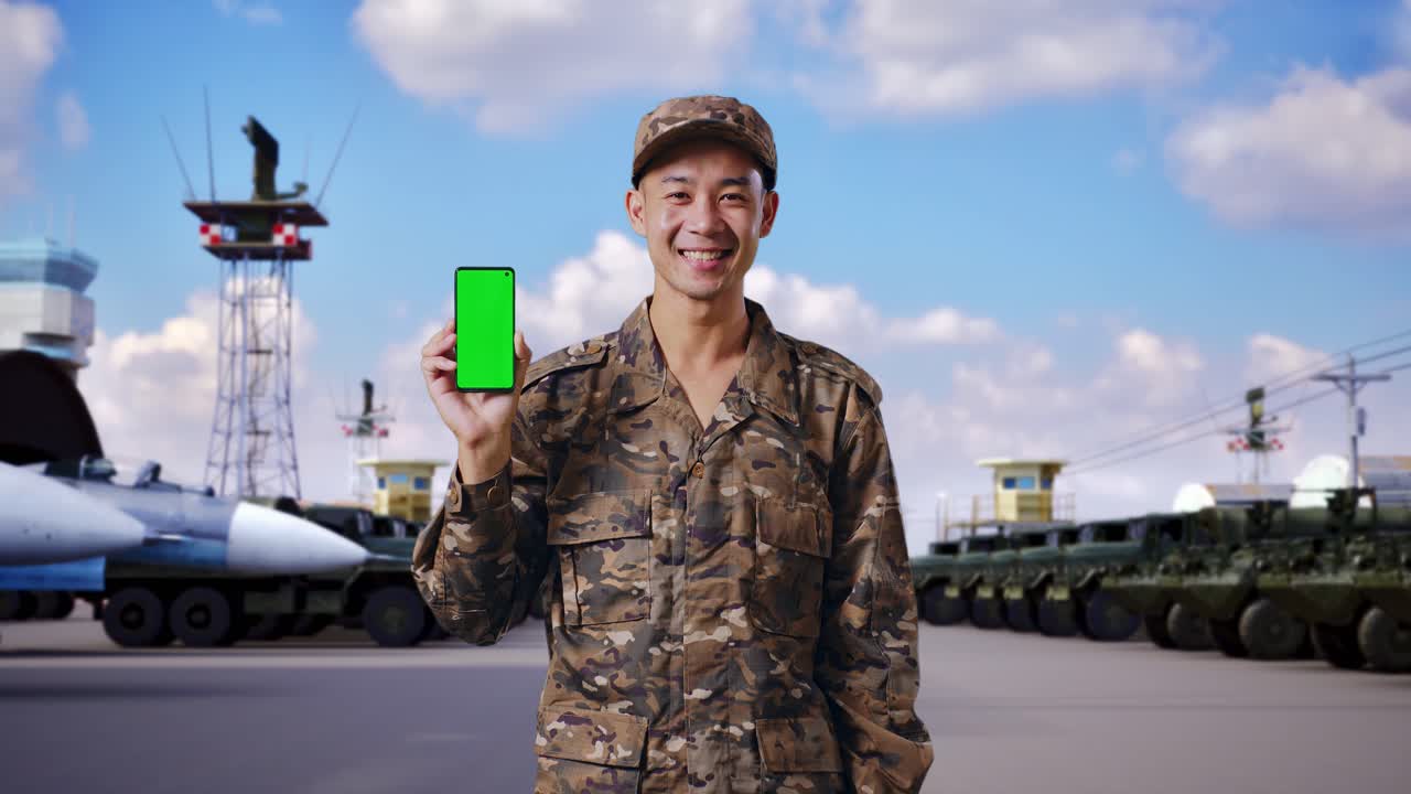 녹색 화면을 가진 스마트폰을 들고 있는 군인