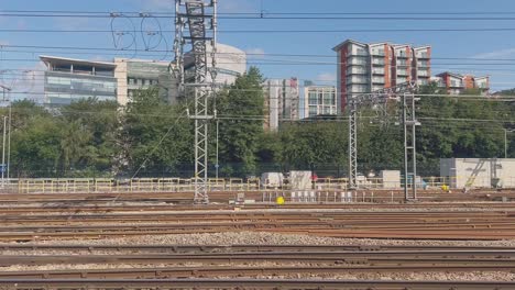 tren entrando en una importante estación de ferrocarril en inglaterra