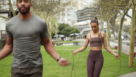 mujer, hombre o saltar la cuerda saltando en el entrenamiento