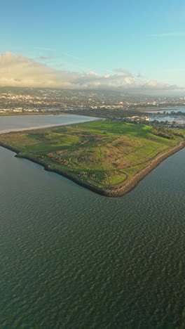 vista aérea del parque y la bahía de la isla