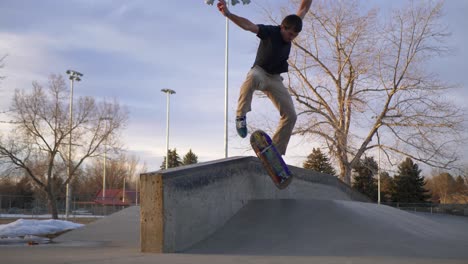 Kickflip-Back-Side-Nose-Grind-Auf-Einem-Hubba,-Ausgeführt-Auf-Einem-Skateboard