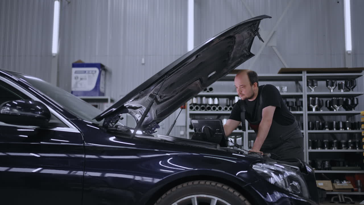 자동차 진단 및 자동차 서비스에서 수리. 마법사는 문제를 해결하기 위해 컴퓨터와 함께 후드에 서