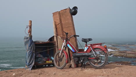 moto estacionada frente al mar en casablanca marruecos