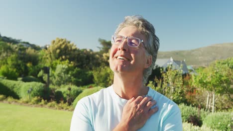 Glücklicher-älterer-Kaukasischer-Mann-Im-Garten-An-Einem-Sonnigen-Tag-Im-Altersheim