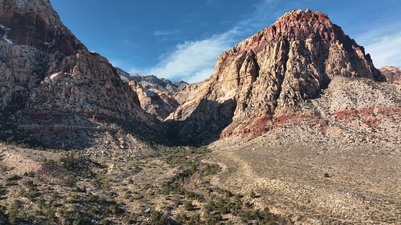 revelación inclinada del valle de red rock y los cielos azules cerca del cañón de red rock en las vegas, nevada