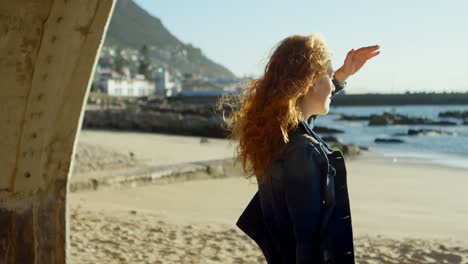 Frau-Steht-An-Einem-Sonnigen-Tag-In-Der-Nähe-Des-Strandes-4k