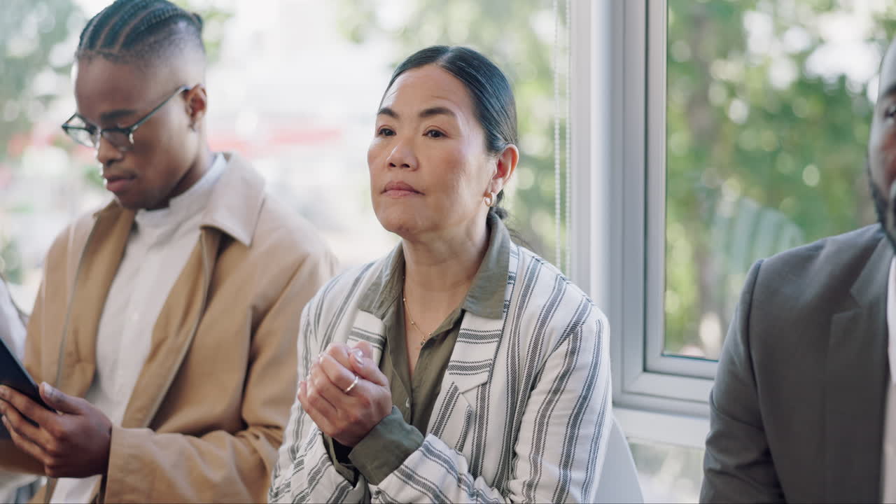 불안, 인터뷰, 그리고 대기실에 있는 여자