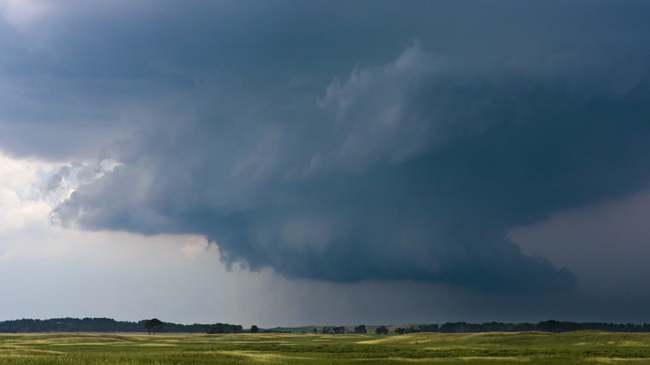 Faren lurer, mens en voldsom vejrstorm bevæger sig hen over landet