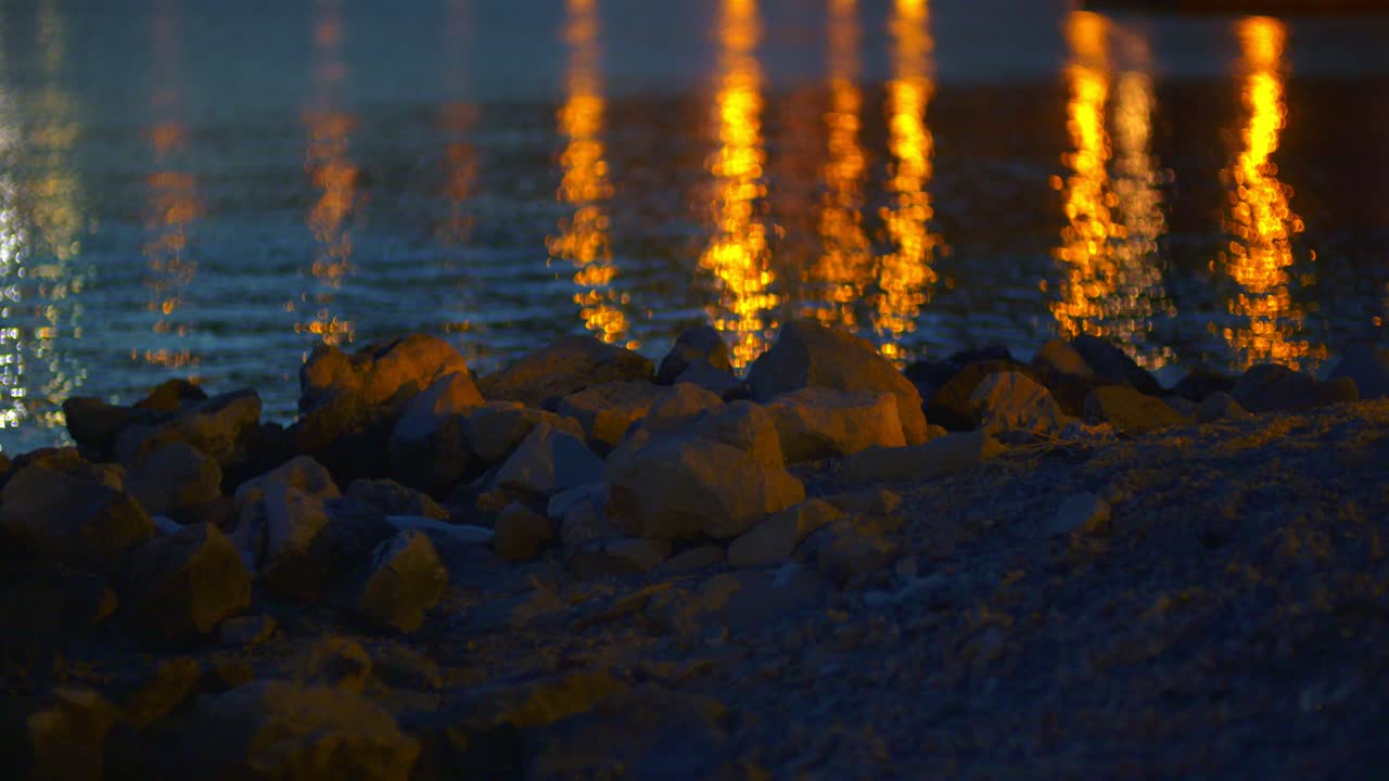 밤에 바다 해안의 전망을 닫습니다