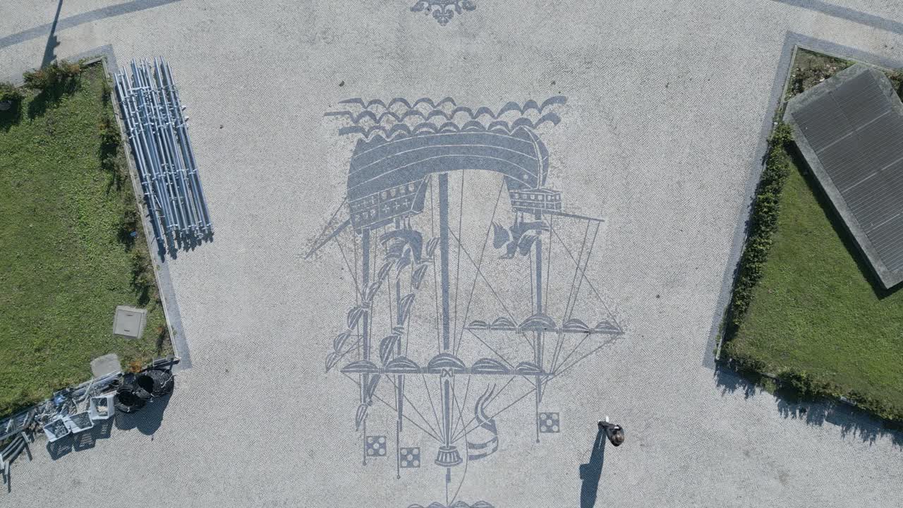 리스본 역사적인 조약돌에 그려진 캐러벨 위에서 전화로 통화하는 관광객