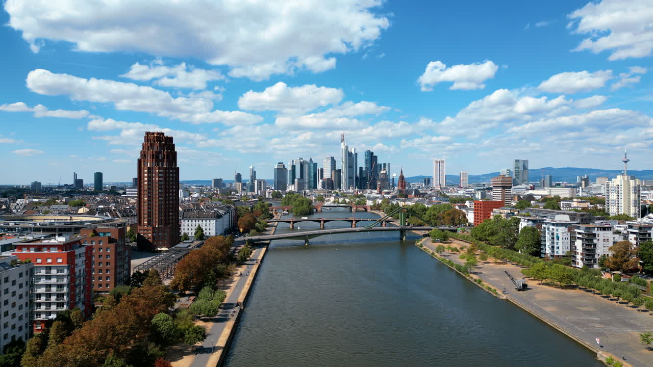 Vista aerea con drone del fiume Meno a Francoforte, Germania