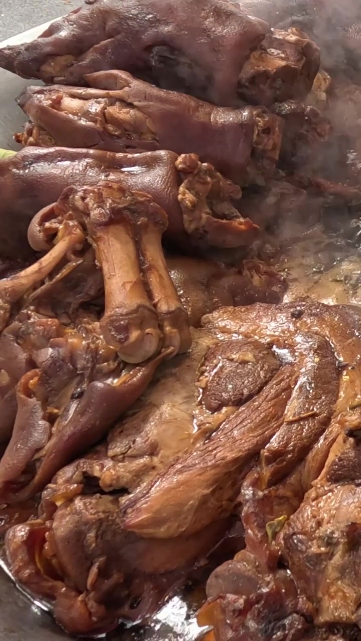 Gurita mengepulkan uap dimasak di luar ruangan