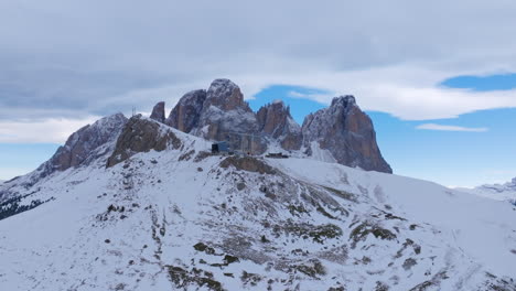 imágenes aéreas girando alrededor del ascensor de esquí en la cima de una montaña en los alpes italianos.