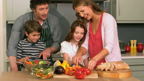 una familia linda preparando el almuerzo.