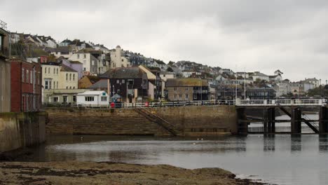 Blick-Auf-Den-Hafen-Von-Falmouth-Mit-Gebäuden-Im-Hintergrund-Bei-Ebbe