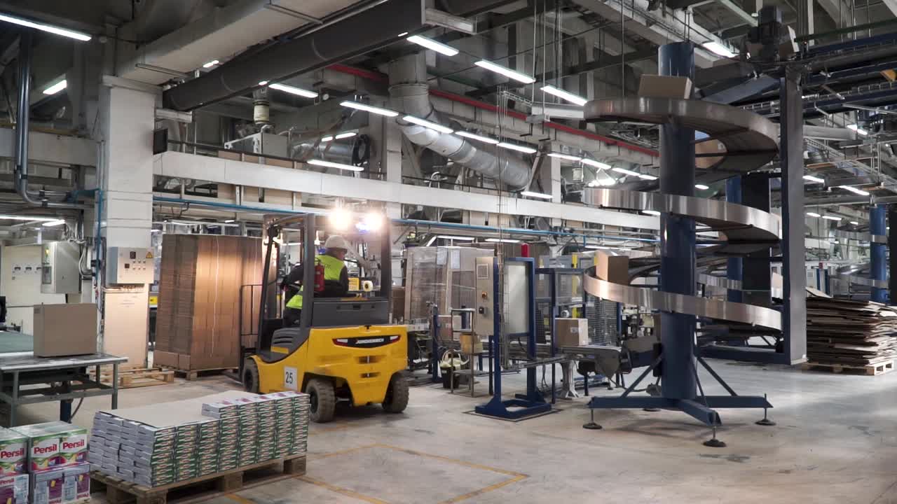 linea di produzione di fabbrica con carrello elevatore e trasportatore