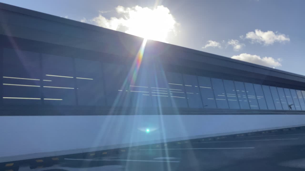 쇼핑몰 태양이 빛샘 구름 화창한 날 좋은 분위기 편안한 밝은 주차장