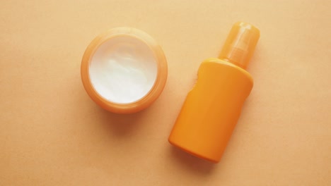 productos para el cuidado de la piel de color naranja