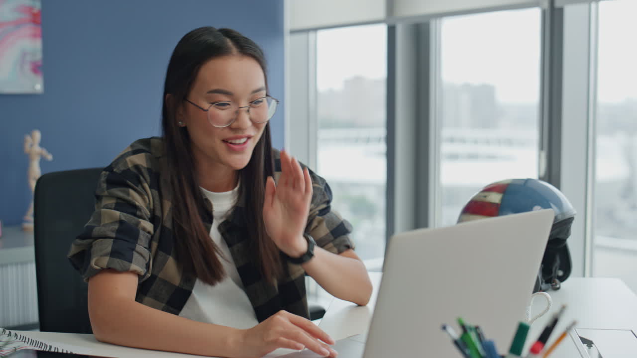 행복한 여성이 컴퓨터 작업장을 축하합니다. 성공을 즐기는 디자이너