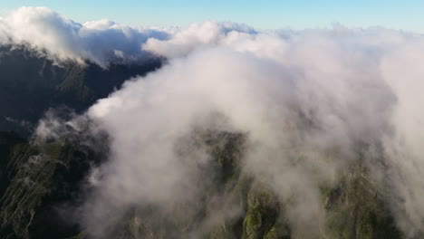 Paisaje-Nuboso-Que-Engulle-Los-Picos-Montañosos-Del-Pico-Do-Arieiro-En-La-Isla-De-Madeira,-Portugal