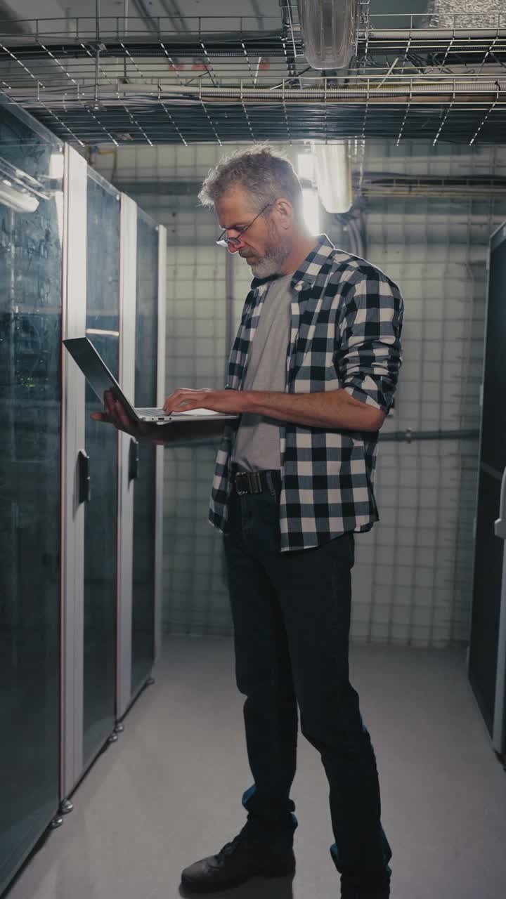 técnico informático trabajando en una sala de servidores