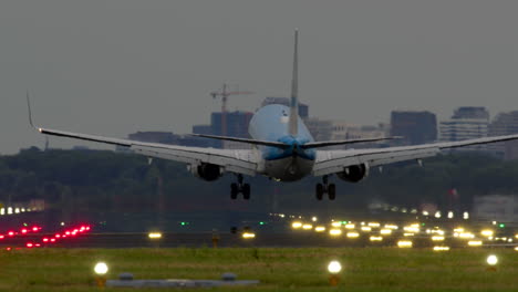 aterrizaje del avión al anochecer