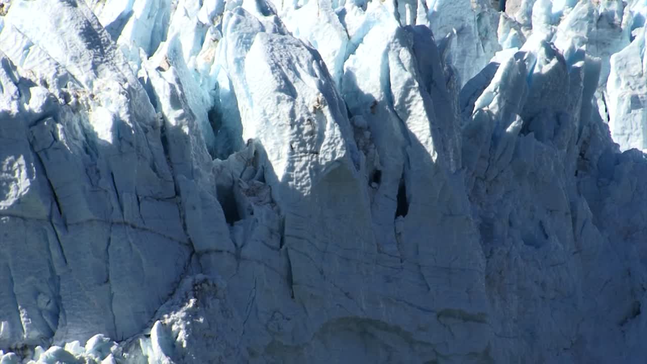 los glaciares se están calentando y derritiendo más rápido. cambio climático
