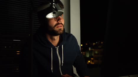 hacker usando la computadora por la noche