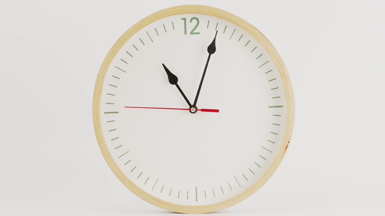 Orologio su parete bianca, ore 11:02 (AM o PM).