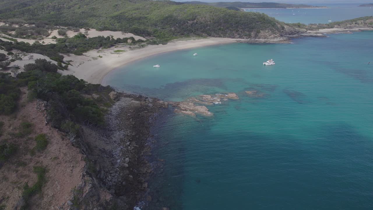 tebing berbatu di atas teluk butterfish dekat taman pantai rahasia di kepples, queensland, australia