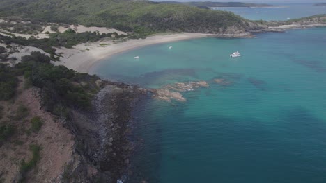 Acantilados-Rocosos-Sobre-La-Bahía-De-Butterfish-Cerca-Del-Parque-Secreto-De-La-Playa-En-Los-Keppels,-Queensland,-Australia