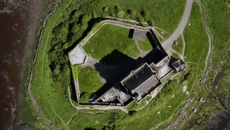 perspective aérienne ascendante de haut en bas de la disposition du château de dunguaire