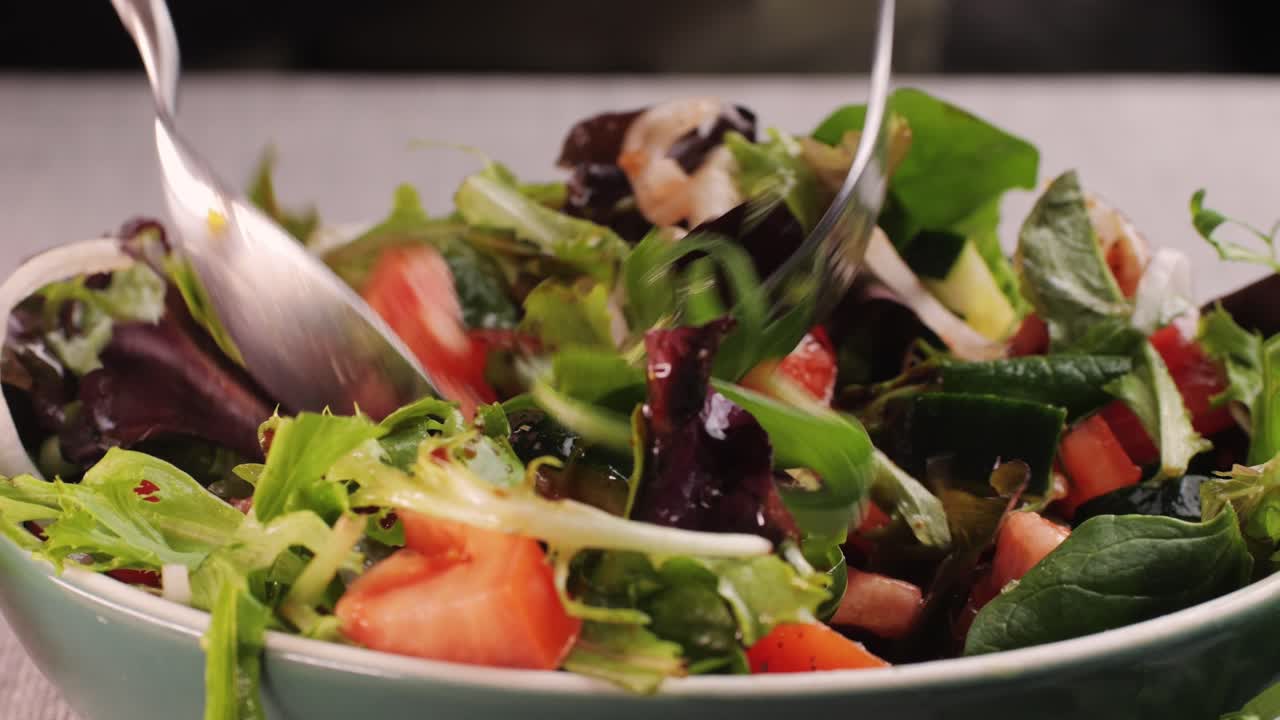 preparando una ensalada fresca