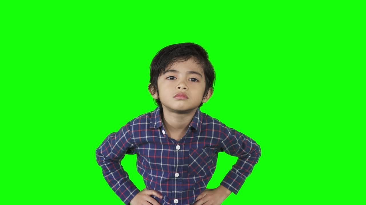 niño agresivo intimidando o amenazando a alguien