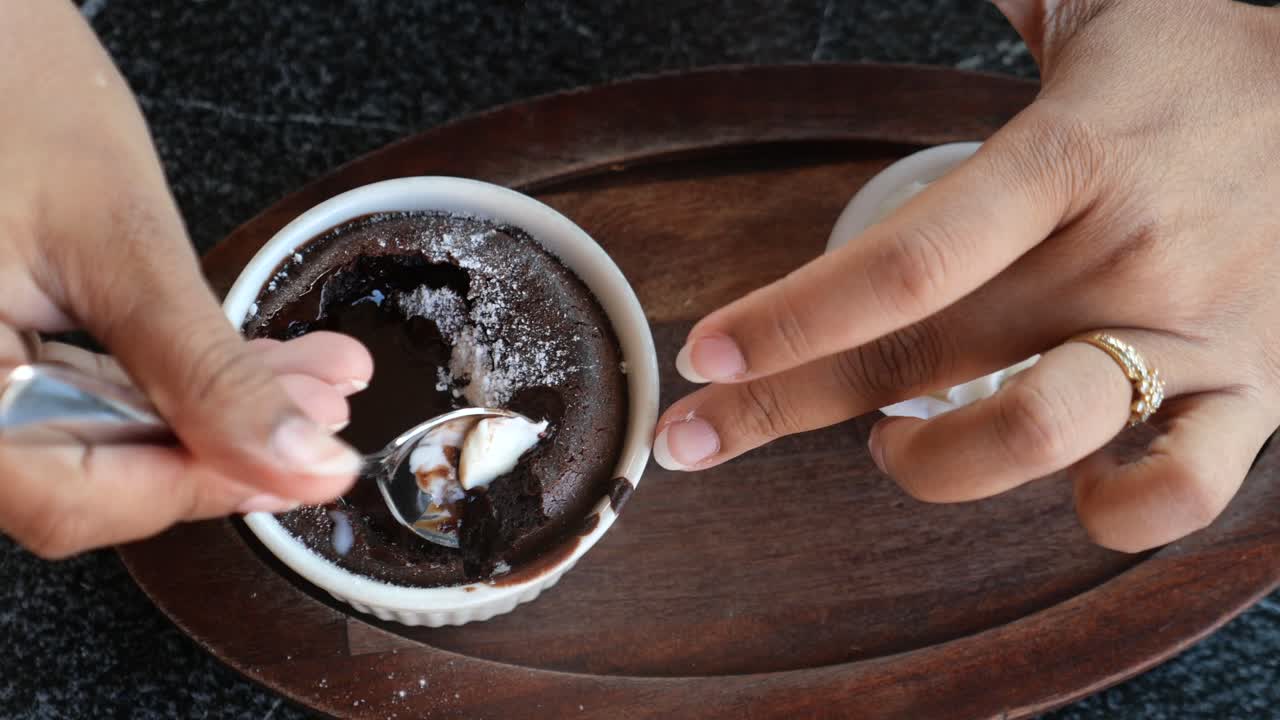 바닐라 아이스크림과 함께 초콜릿 라바 케이크의 클로즈업