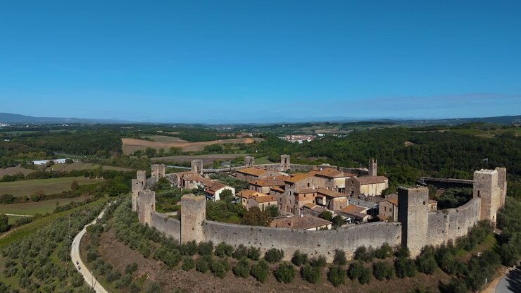 Monteriggioni in Toscana, Italia. Castello fortificato, antico borgo medievale romano. Forma circolare.
