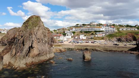 Luftaufnahme-Des-Meeresstapels-In-Hope-Cove-Entlang-Der-Küste-Von-Devon