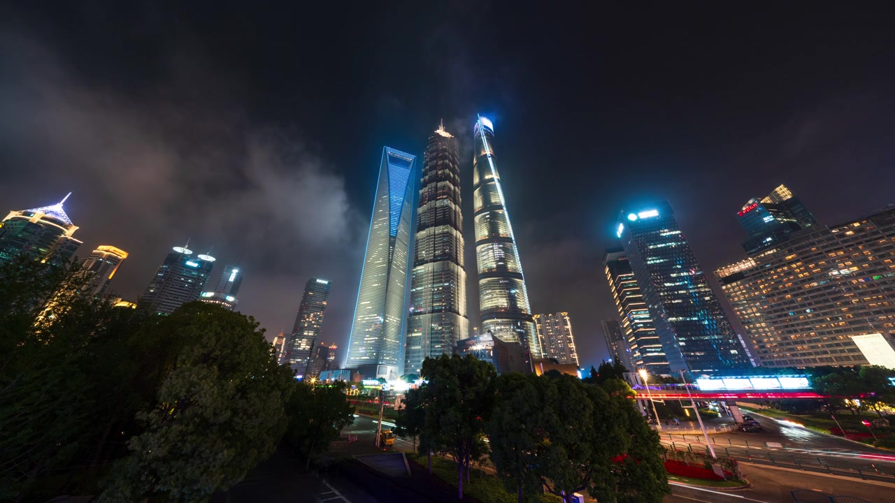 Timelapse de transição noturna de Xangai, China, do horizonte de arranha-céus de Pudong Lujiazui com as luzes da cidade acendendo.
