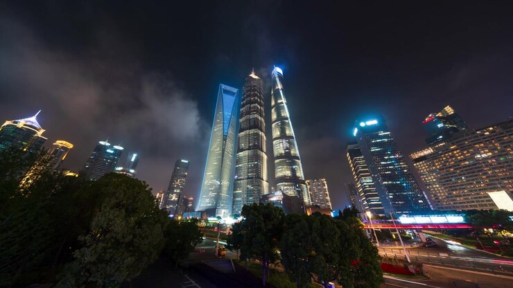 Timelapse de transição noturna de Xangai, China, do horizonte de arranha-céus de Pudong Lujiazui com as luzes da cidade acendendo.