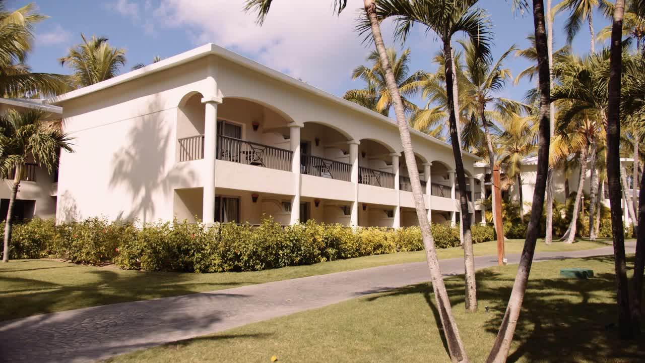 Showcase of a tourist building; Slow reveal