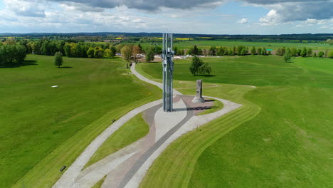 Carretilla-Aérea-Hacia-El-Memorial-De-La-Batalla-Medieval-De-Grunwald,-Polonia