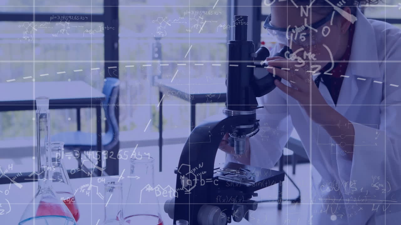 실험실에서 일하는 백인 여성 과학자에 대한 수학적 방정식의 애니메이션