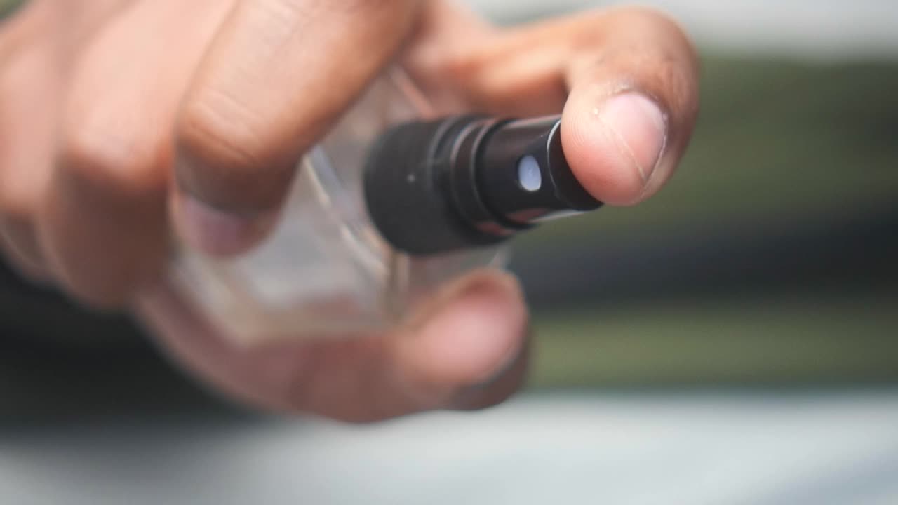 aplicación de perfume