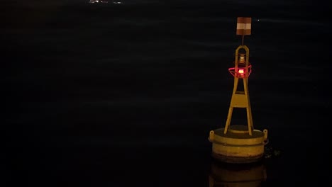 夜間在水面上漂浮的黃色海<unk>,有紅色燈光