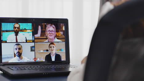 Foto-Reveladora-De-Una-Mujer-De-Negocios-En-Una-Videollamada